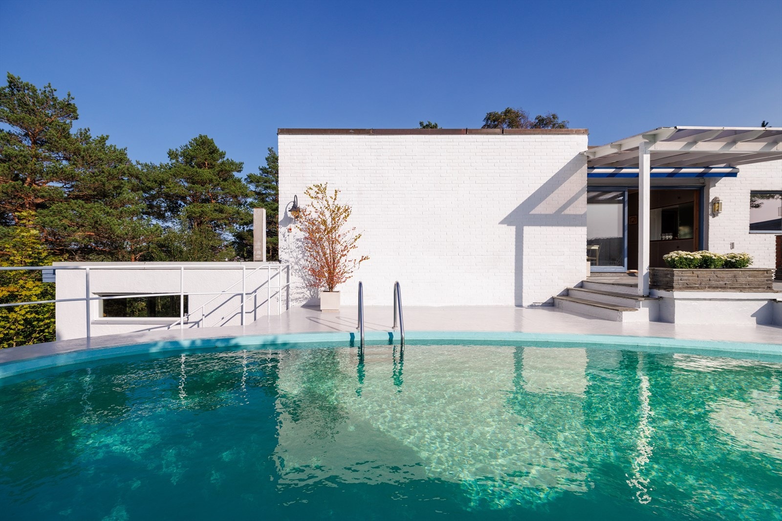 Svømmebassenget ble etablert i 1967 med renseanlegg og oppvarming. Galleribilde