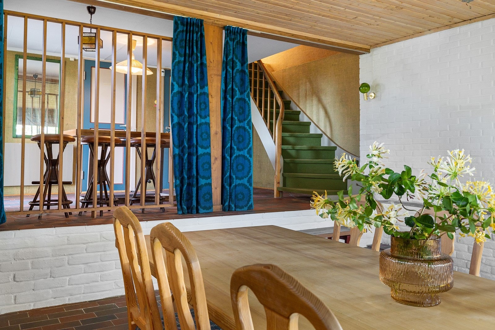 Tar du turen ned i underetasjen, kommer du ned i peisestue og to underholdningsrom i ulike høyder. Galleribilde