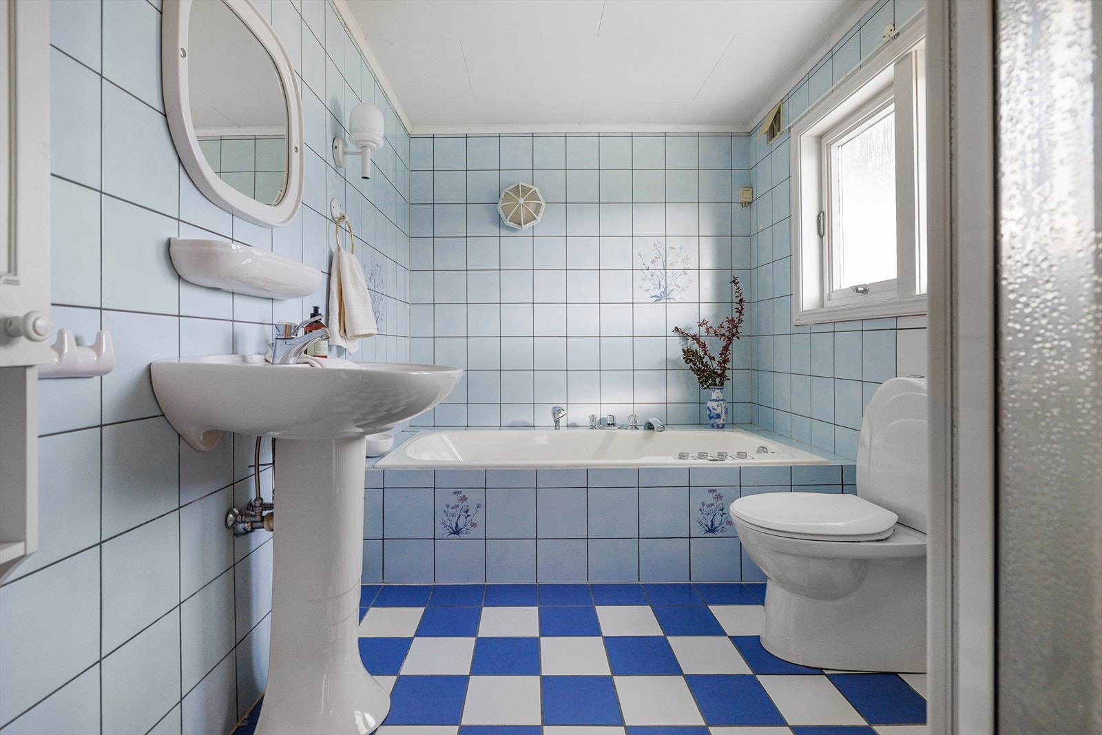 Bad fra 1990 med massasjebadekar. Galleribilde