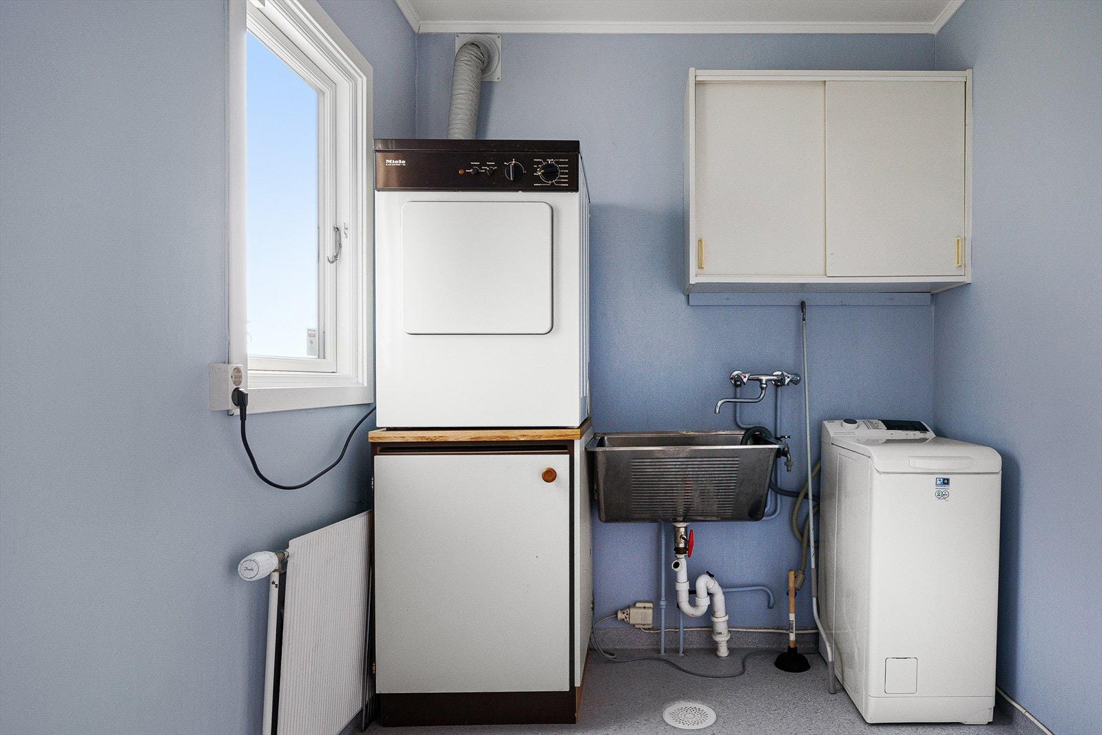 Vaskerom med adkomst fra entré og kjøkkenet. Galleribilde
