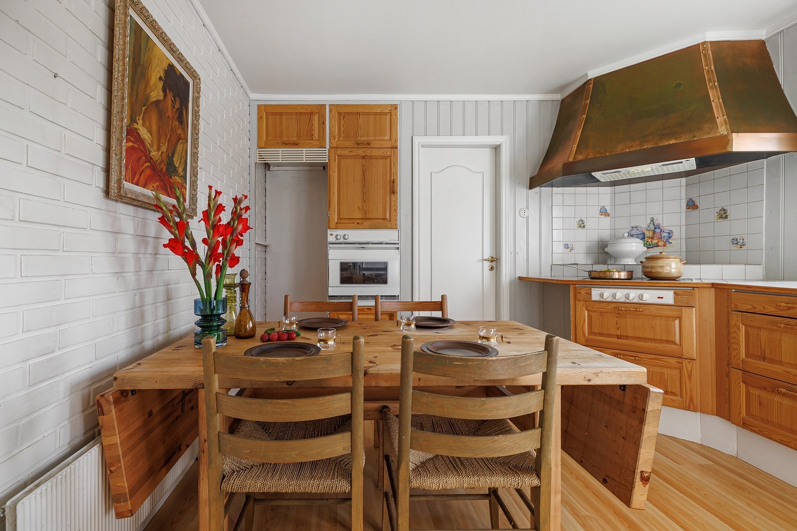 Kjøkkenet er romslig, med plass til et spisebord. Her er det mye solid treverk. Galleribilde