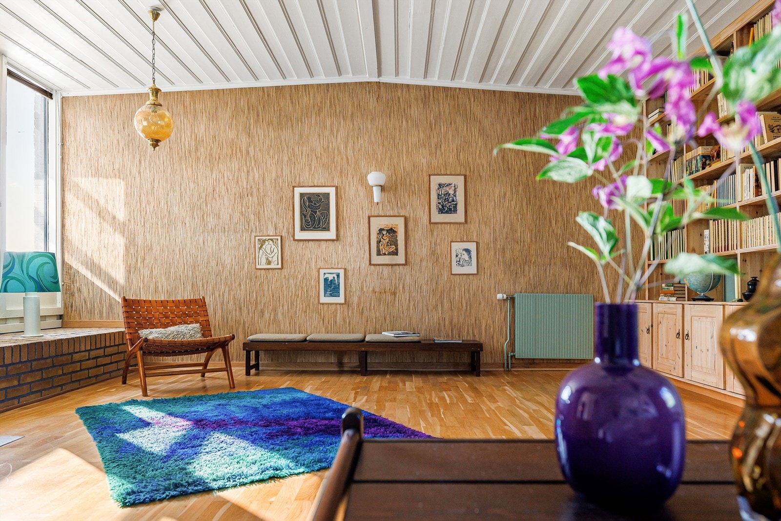 Veggene bærer autentiske tapeter. Galleribilde