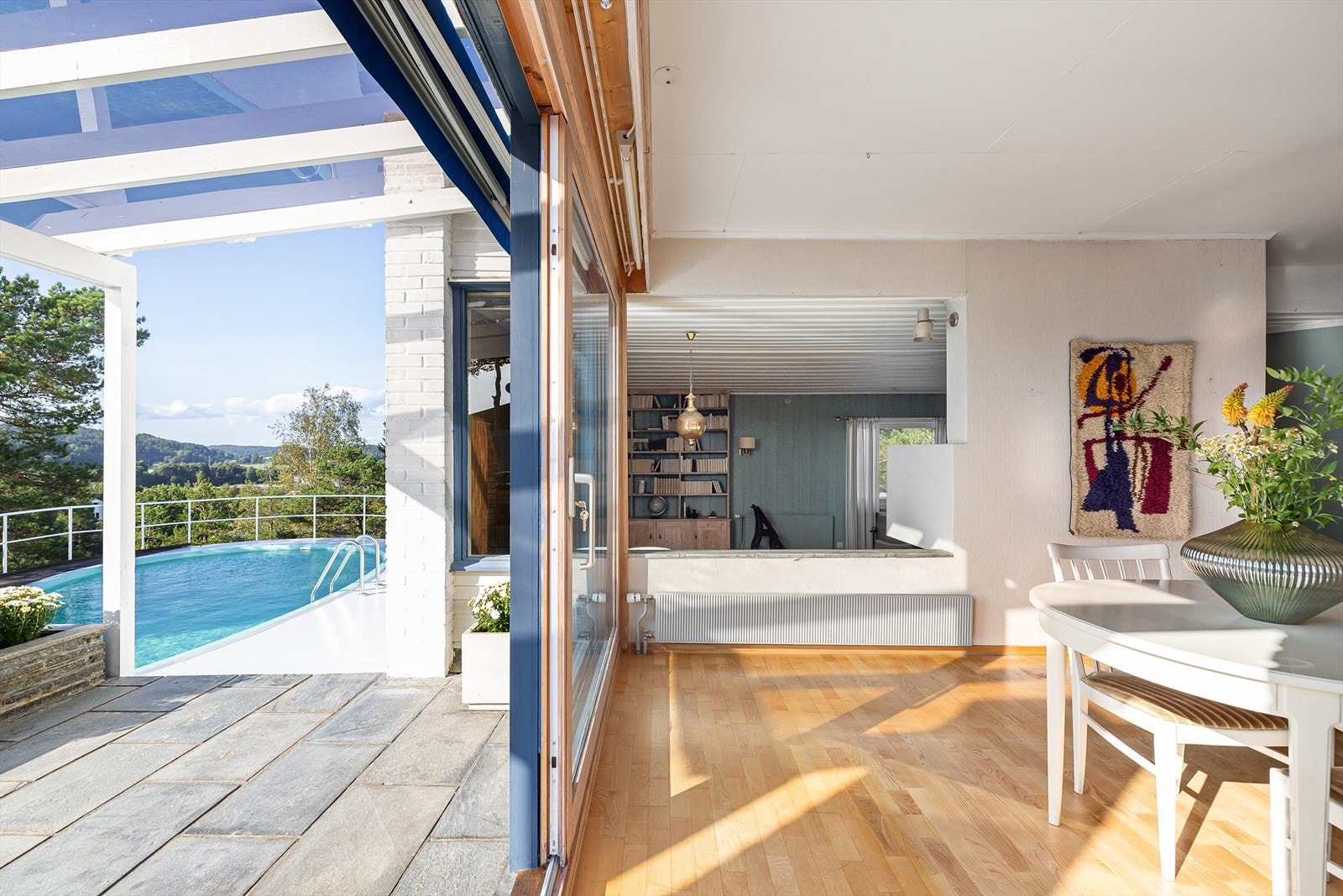 Skyvedørene fra spisestuen slipper deg ut på skiferterrassen som har et nyere overbygg og stor peis kombinert med oppmurt grill. Galleribilde