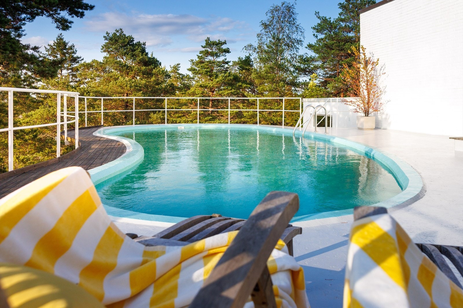 Hadde det ikke vært for den norske naturen nedenfor, kunne dette vært en høyde i Los Angeles eller på en Gresk ferieøy! Galleribilde