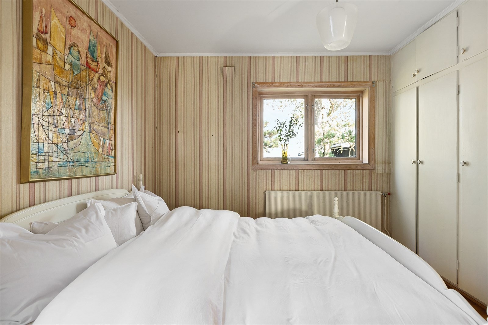 Huset har tre soverom, med utbyttede vinduer fra 1990 mot øst på alle rommene. Galleribilde