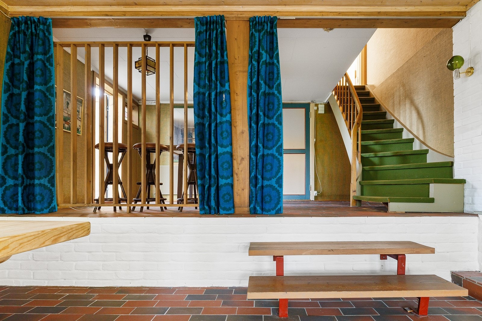 Boligen varmes opp via bioolje (oljetank i underetasje vasket og klargjort i 18/19) med radiatorer på oppholdsrom. Galleribilde