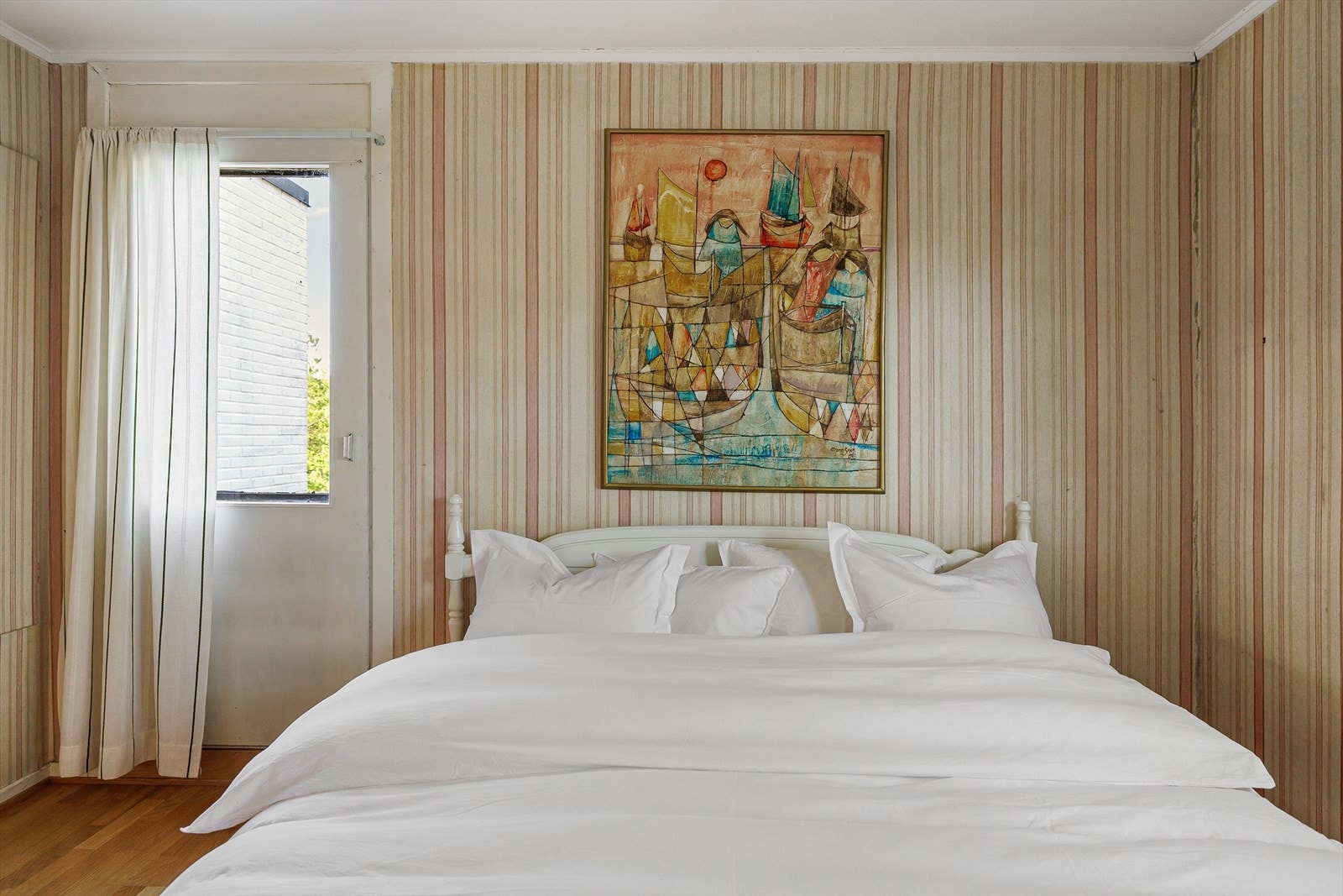 Hovedsoverommet med utgangsdør til "takterrassen" på tilbygget fra 1990. Galleribilde