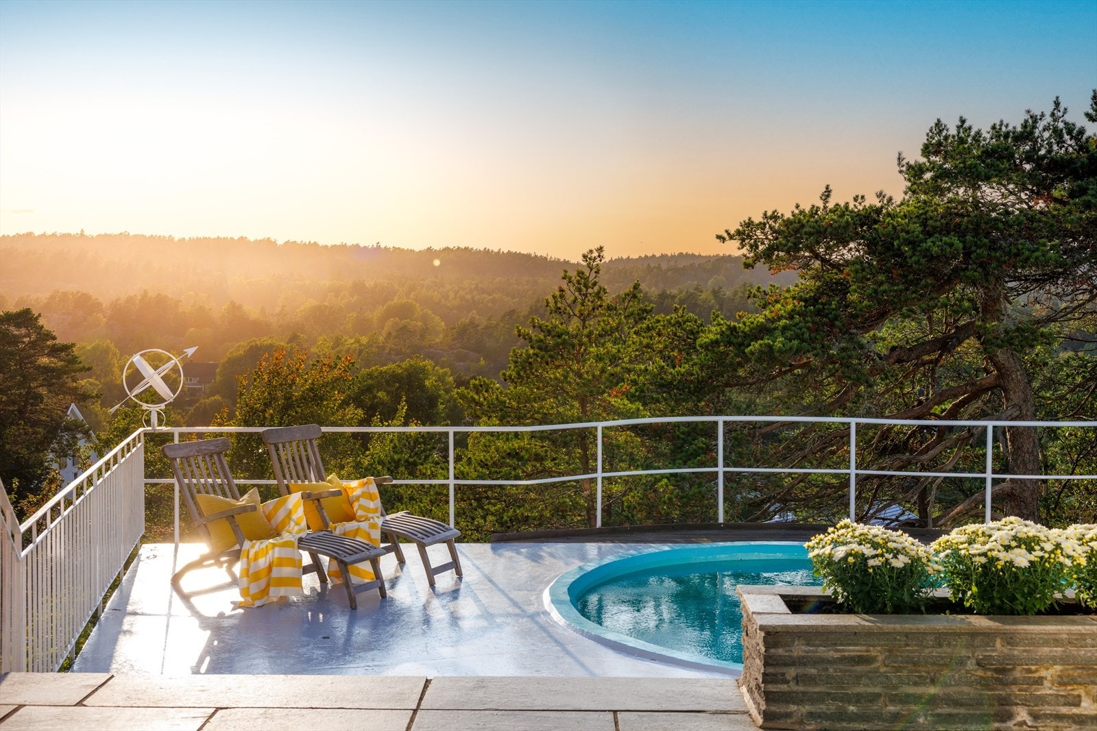 Det smått utrolige svømmebassenget er oppmurt så det nærmest svever oppe i trekronene, med fenomenal sikt. Galleribilde