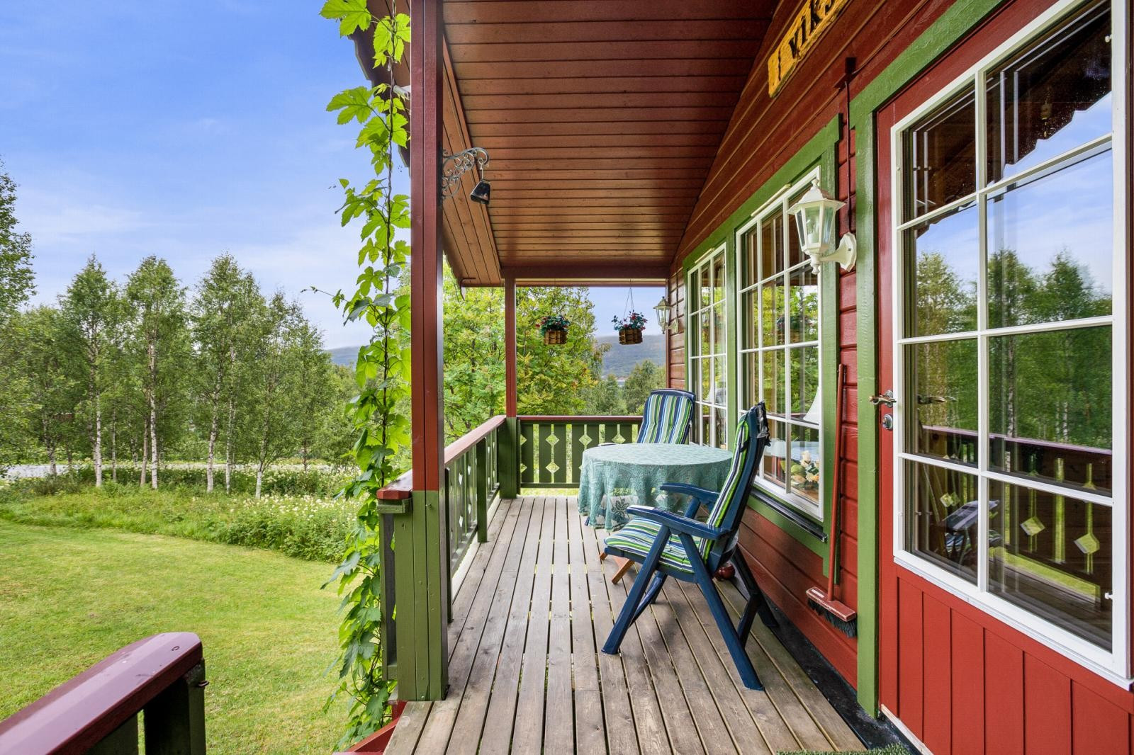 Overbygd veranda ved inngangsparti.