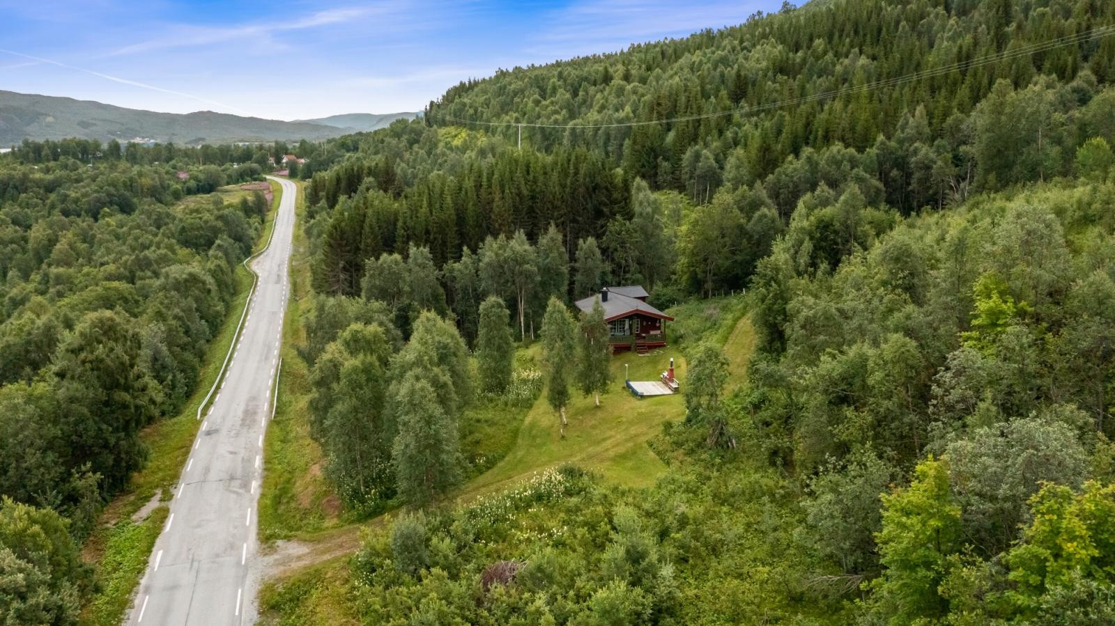 Eiendommen ligger på begge sider av veien.