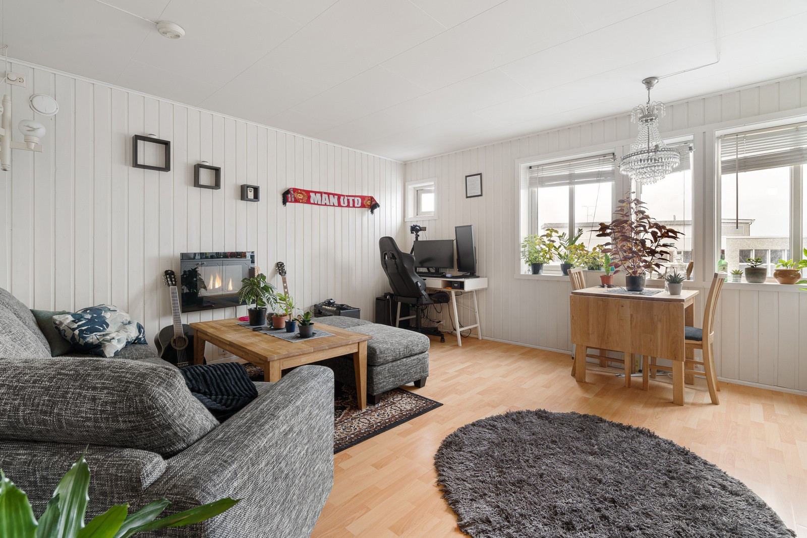 Velkommen inn! Romslig stue i lyse farger