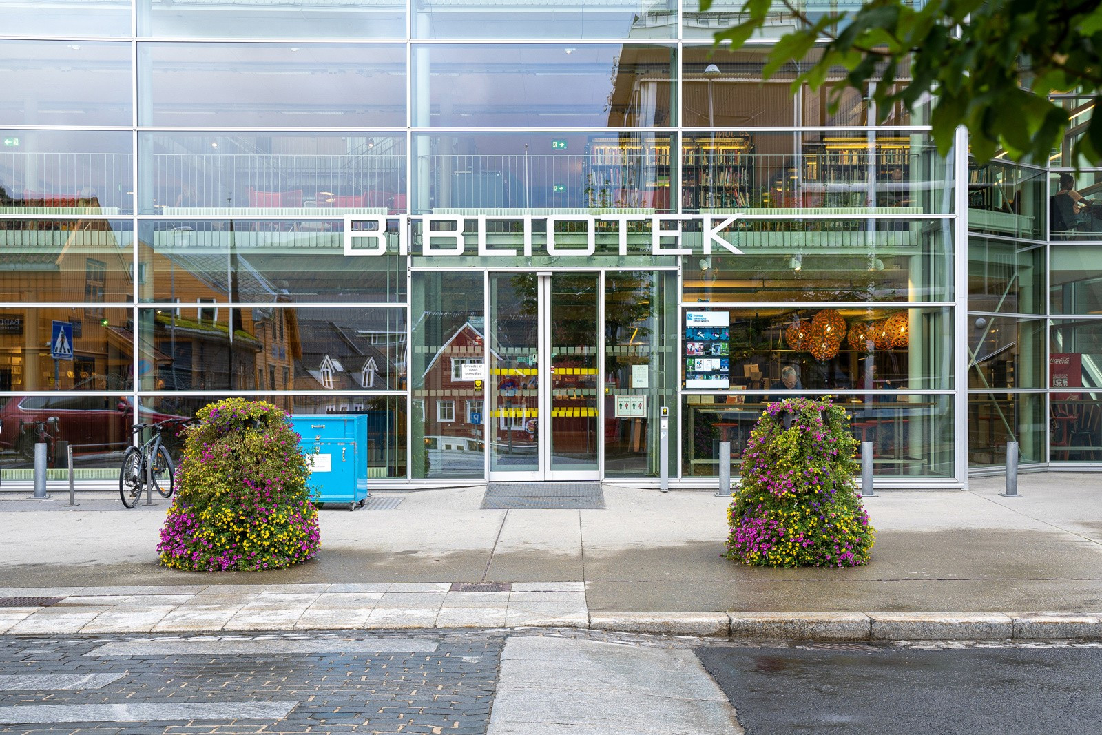 I byen finner du blant annet bilbioteket