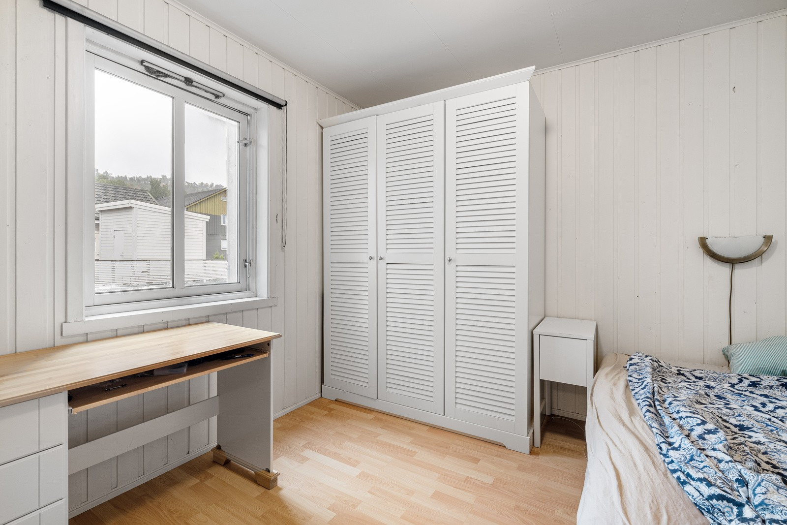 Åpent og lyst soverom med stort vindu som slipper inn godt med dagslys