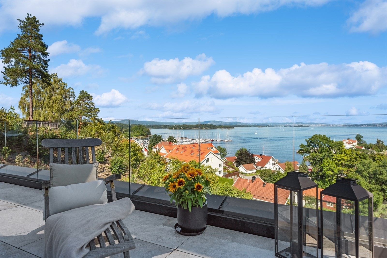 Boligen ligger rett ved idylliske Vollen sentrum Galleribilde