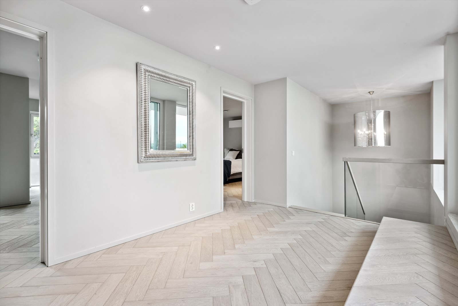 Fiskebensparkett på gulvet glir fint mellom rommene uten dørlist. Galleribilde