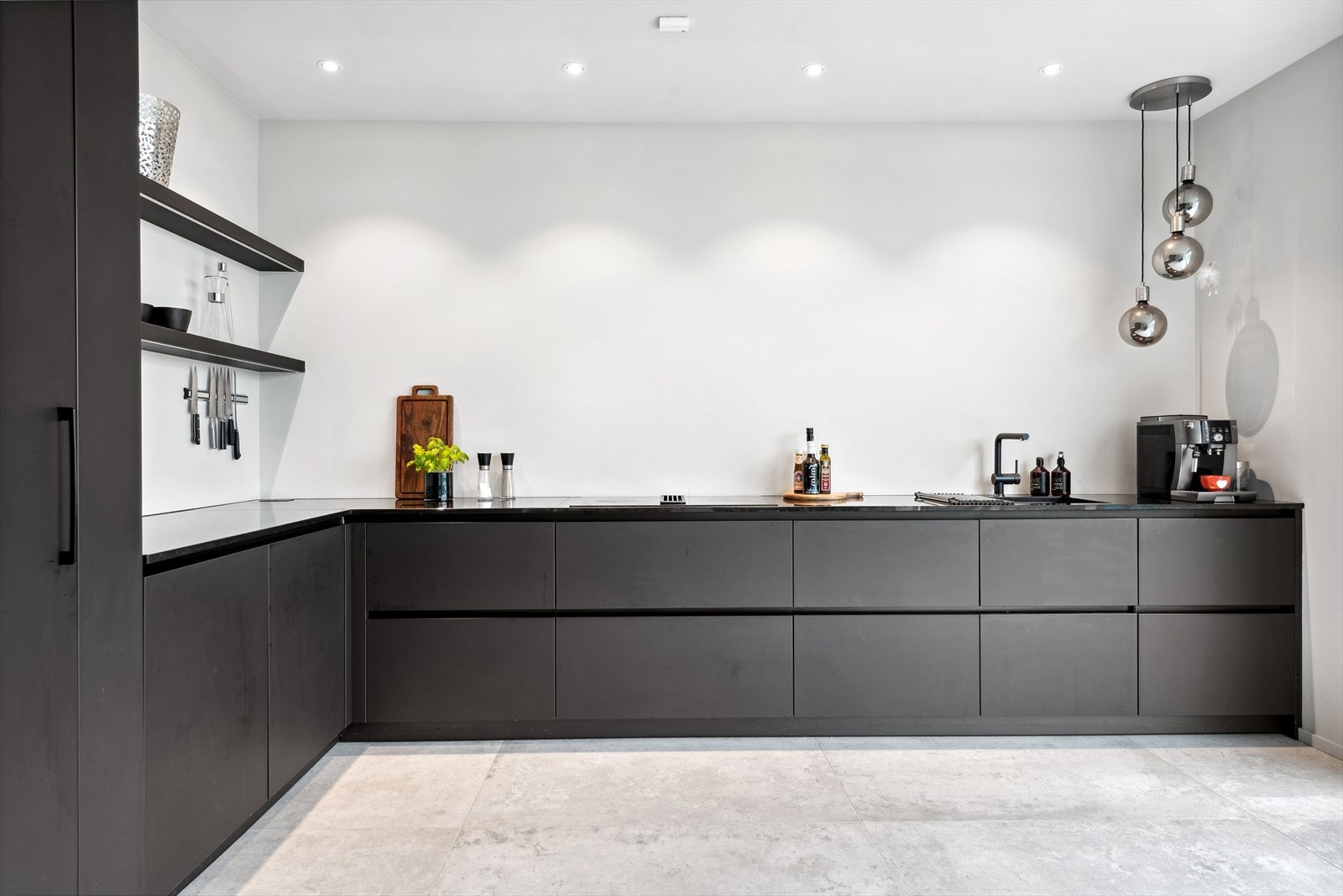 Kjøkkenets innredning har glatte fronter med soft close, granitt benkeplate og underlimt oppvaskkum. Galleribilde