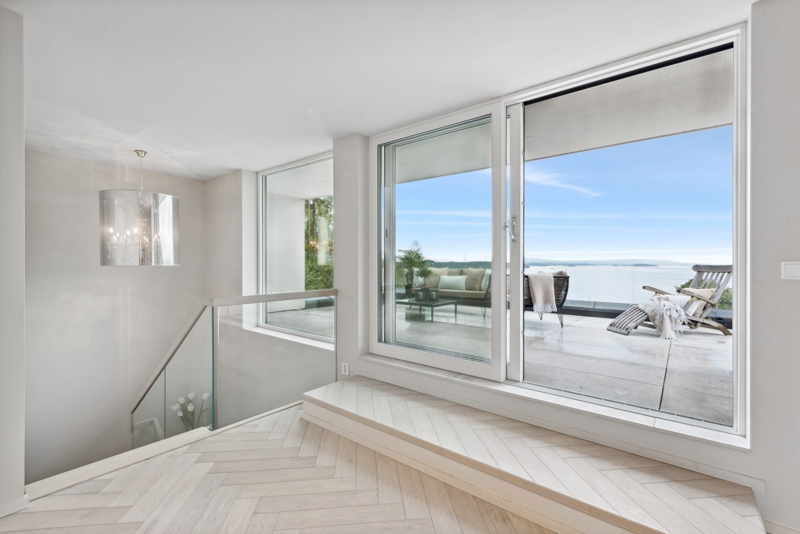 Den store skyvedøren skaper en åpen atmosfære mellom inne- og uterom på sommerstid. Galleribilde