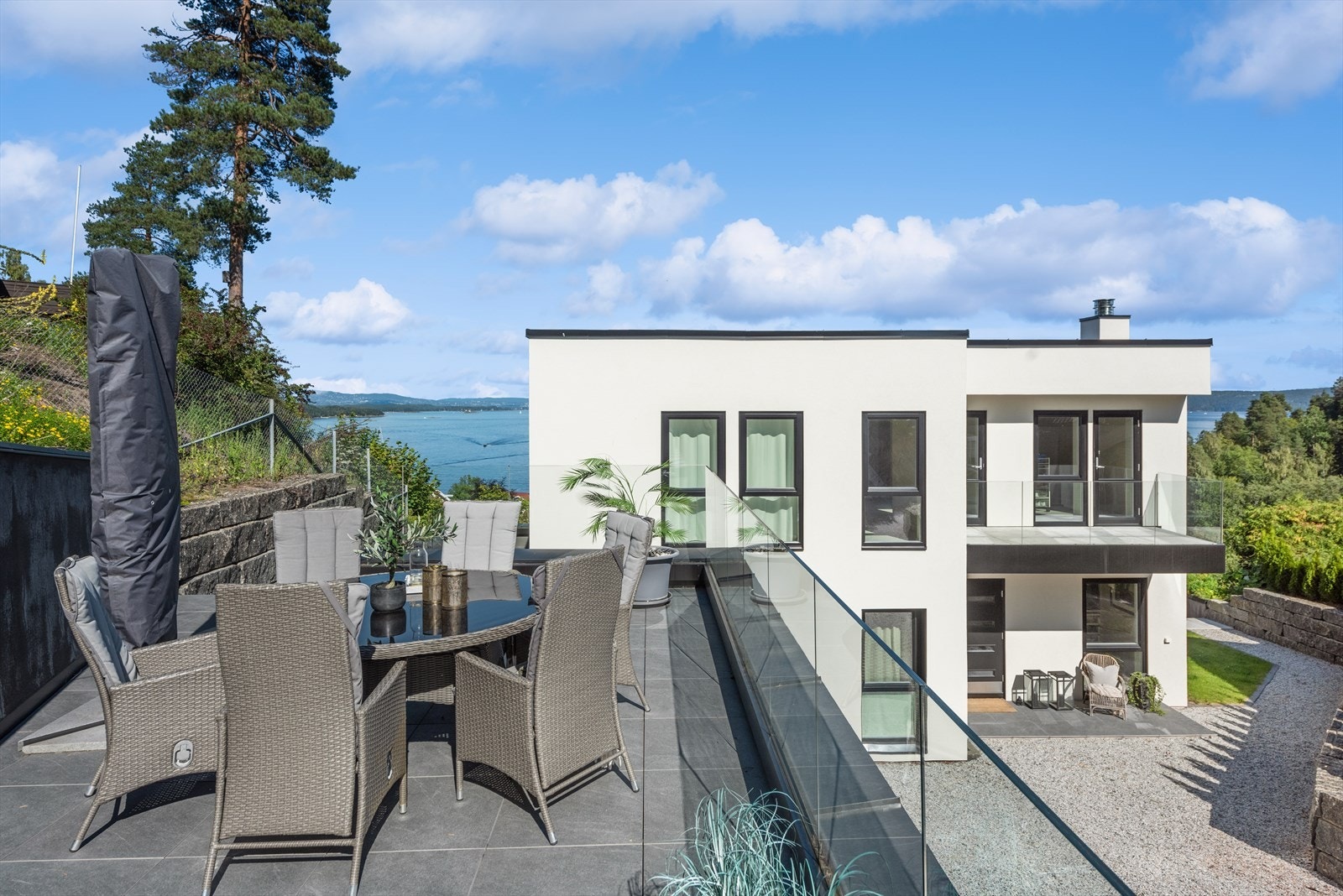 Solrik terrasse over garasjen Galleribilde