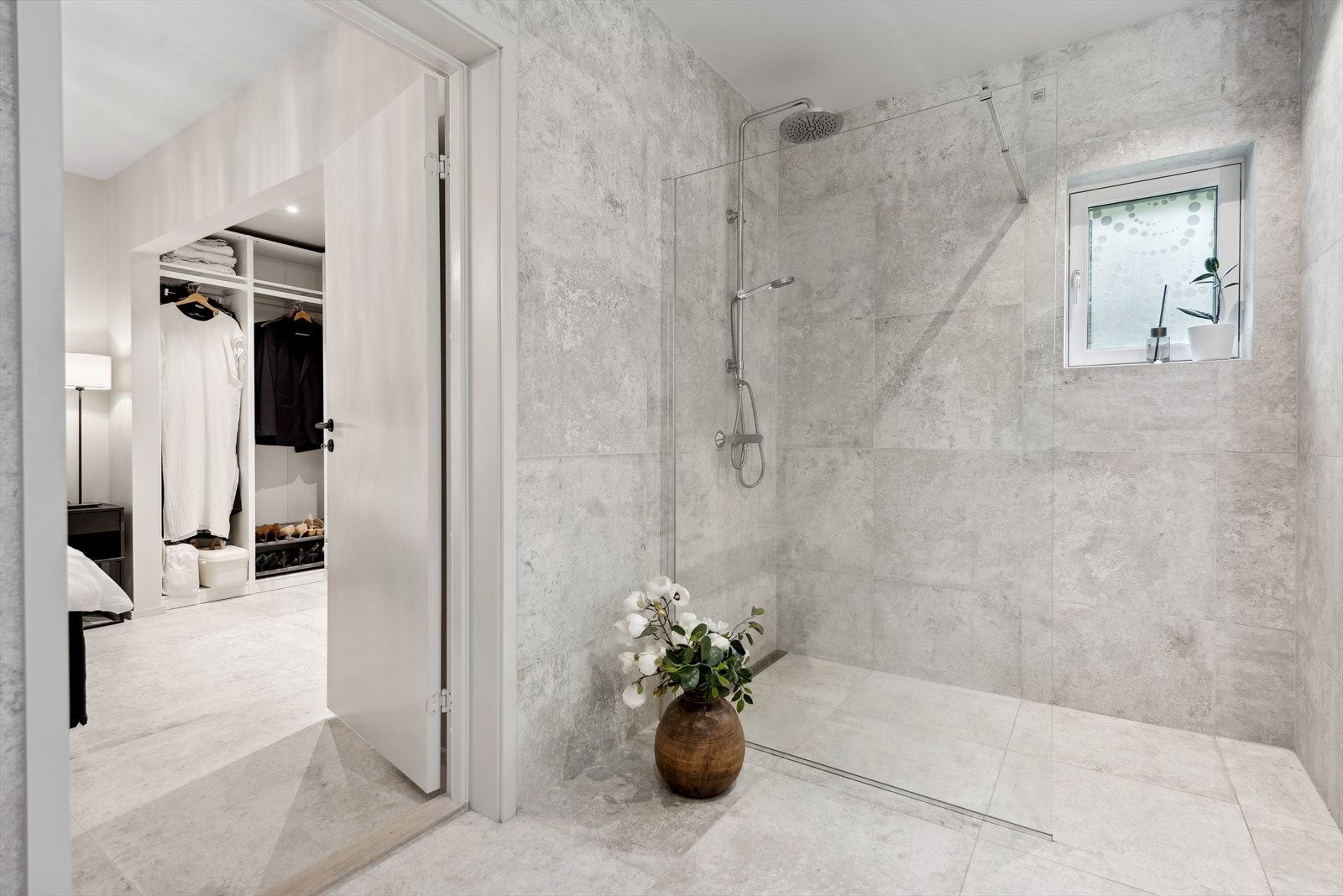 Badet er delikat innredet og har dusjnisje med regnfallsdusj. Galleribilde