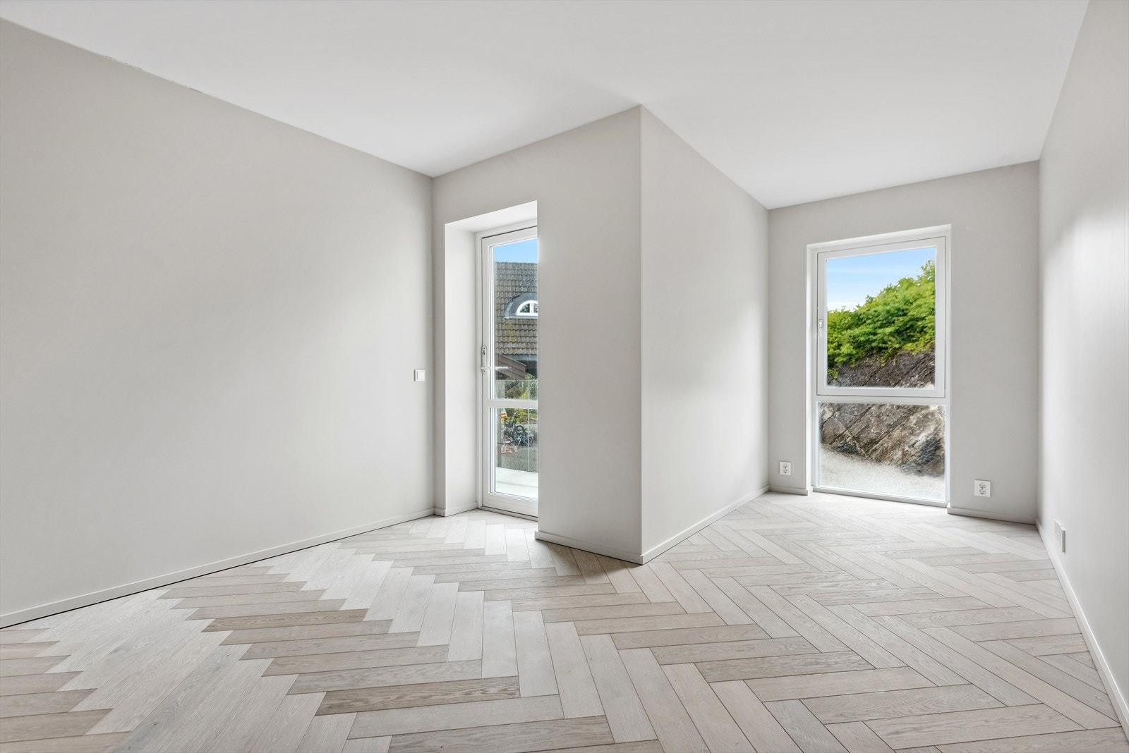 Soverom 3: To av soverommene i 2. etasje har en sval atmosfære med åpning til balkong. Galleribilde