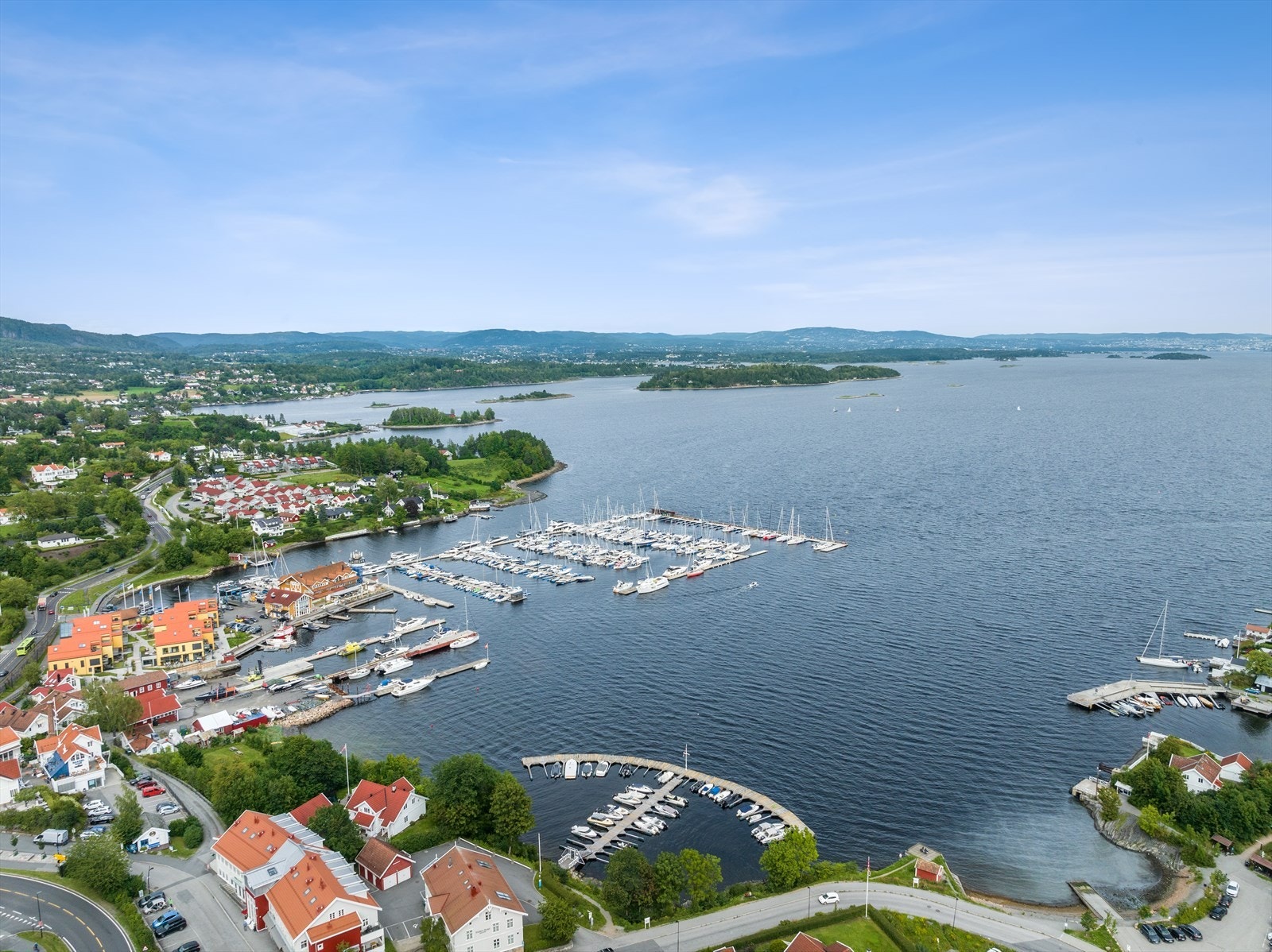 Idylliske Vollen med båthavn, butikker og restauranter Galleribilde