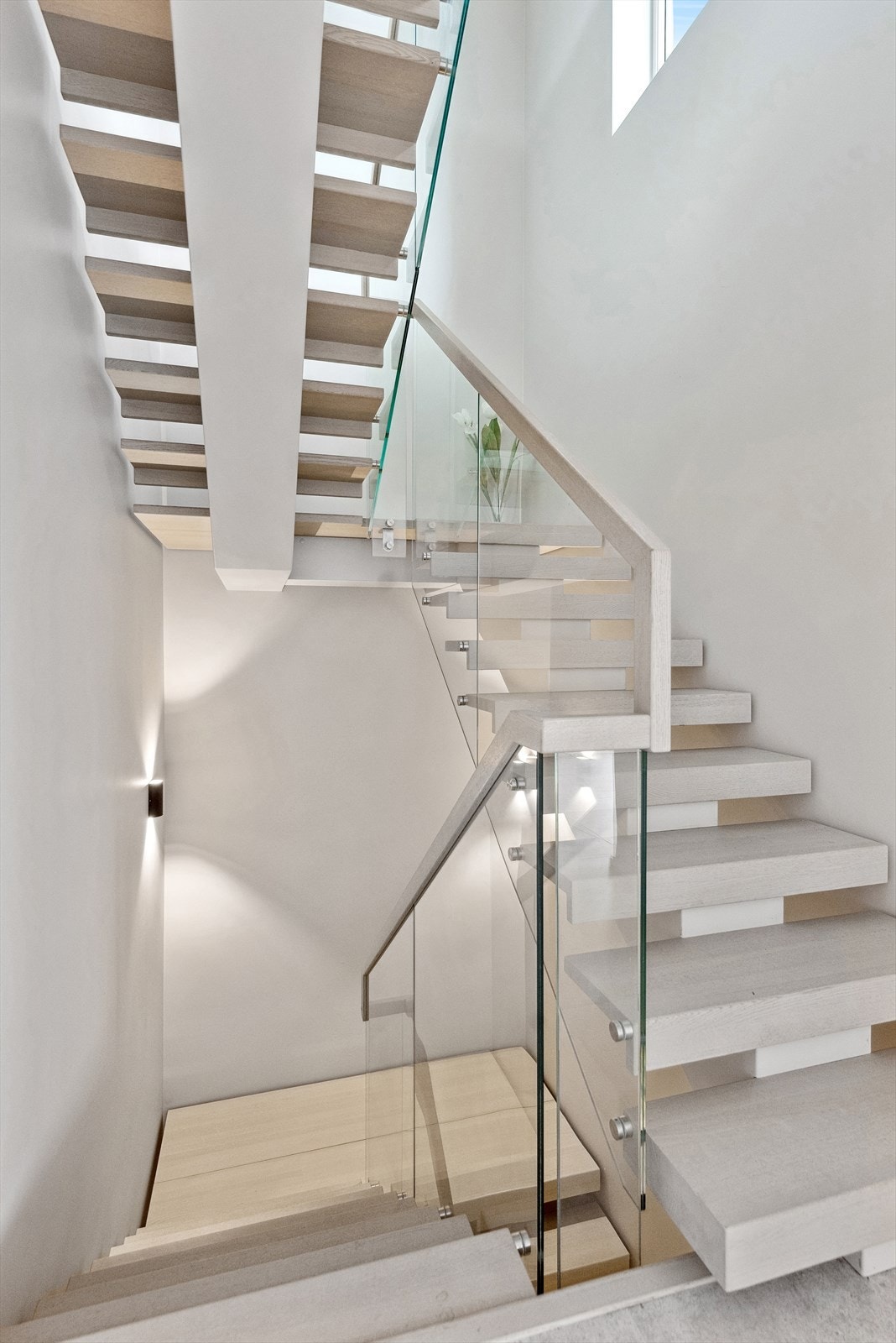 Trapperom. Legg merke til belysningsdetaljene. Galleribilde