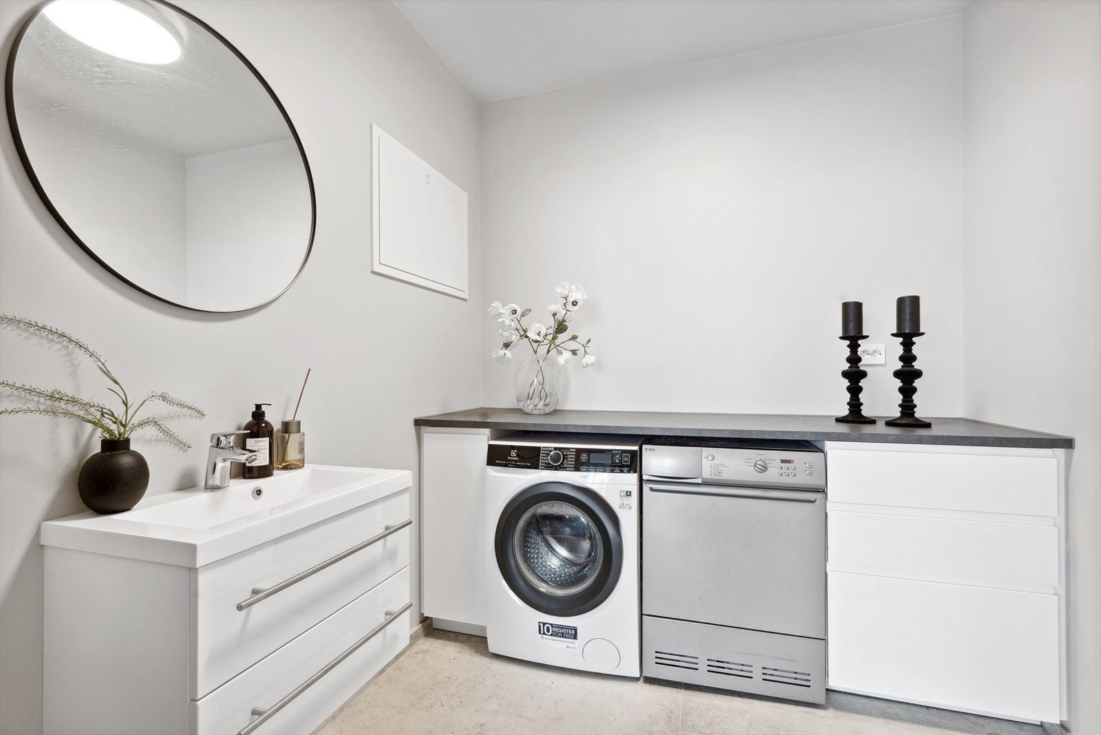 Vaskerom/wc 1. etasje: Rommet har en baderomsinnredning, speil, veggmontert toalett, opplegg for vaskemaskin og plass til tørketrommel. Galleribilde