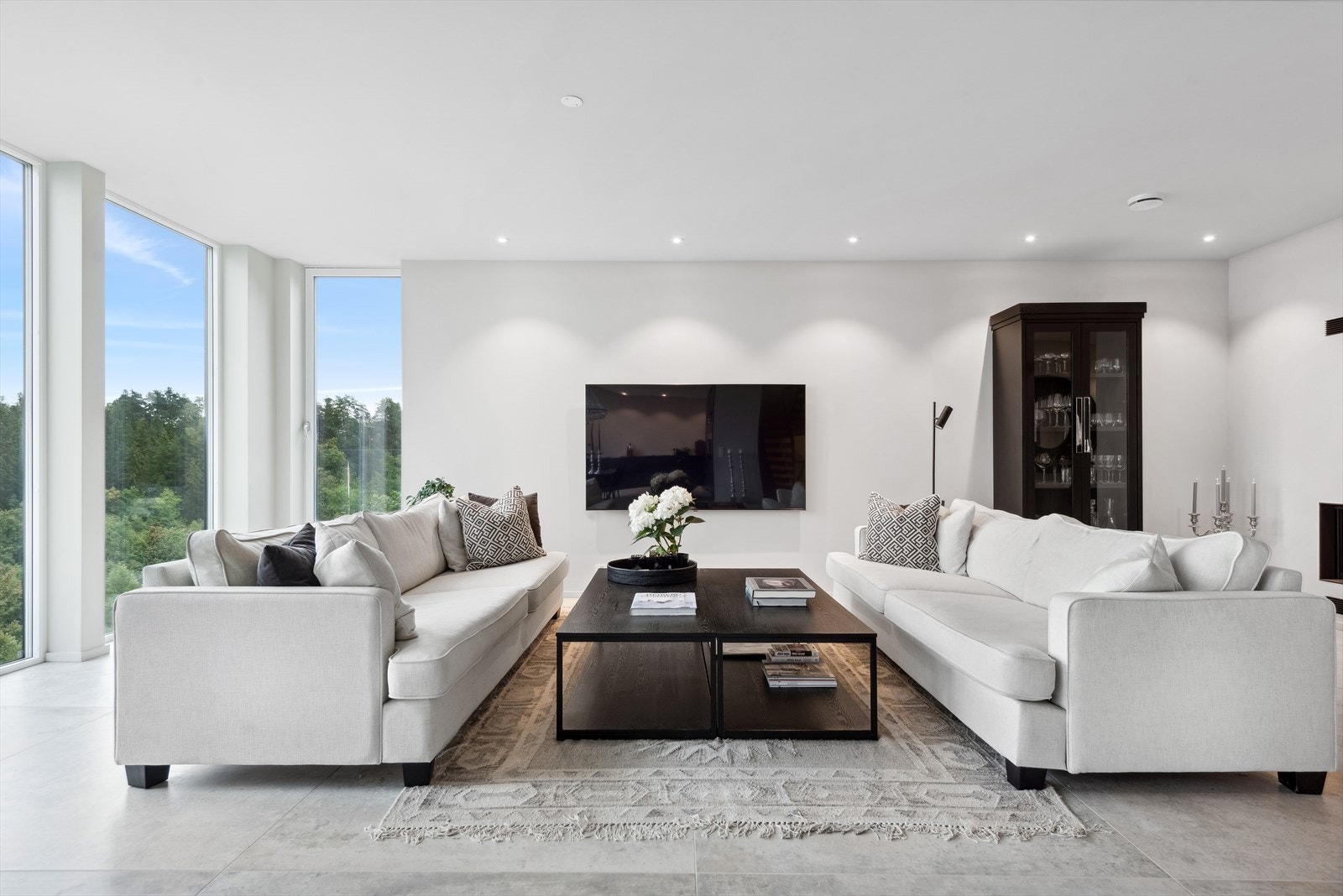 I 1. etasje ligger den romslige stuen/spisestuen med gode møbleringsmuligheter. Galleribilde