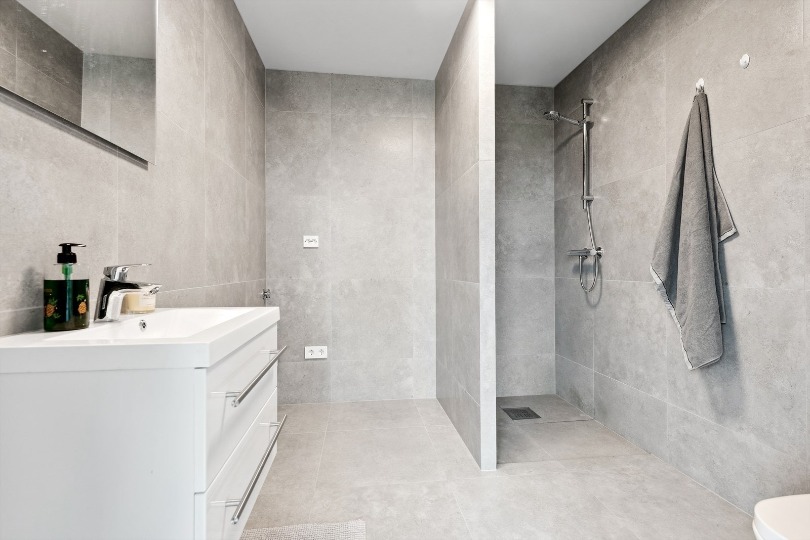 Bad u. etasje: Badet har en stilren innredning og dusjnisje. Galleribilde