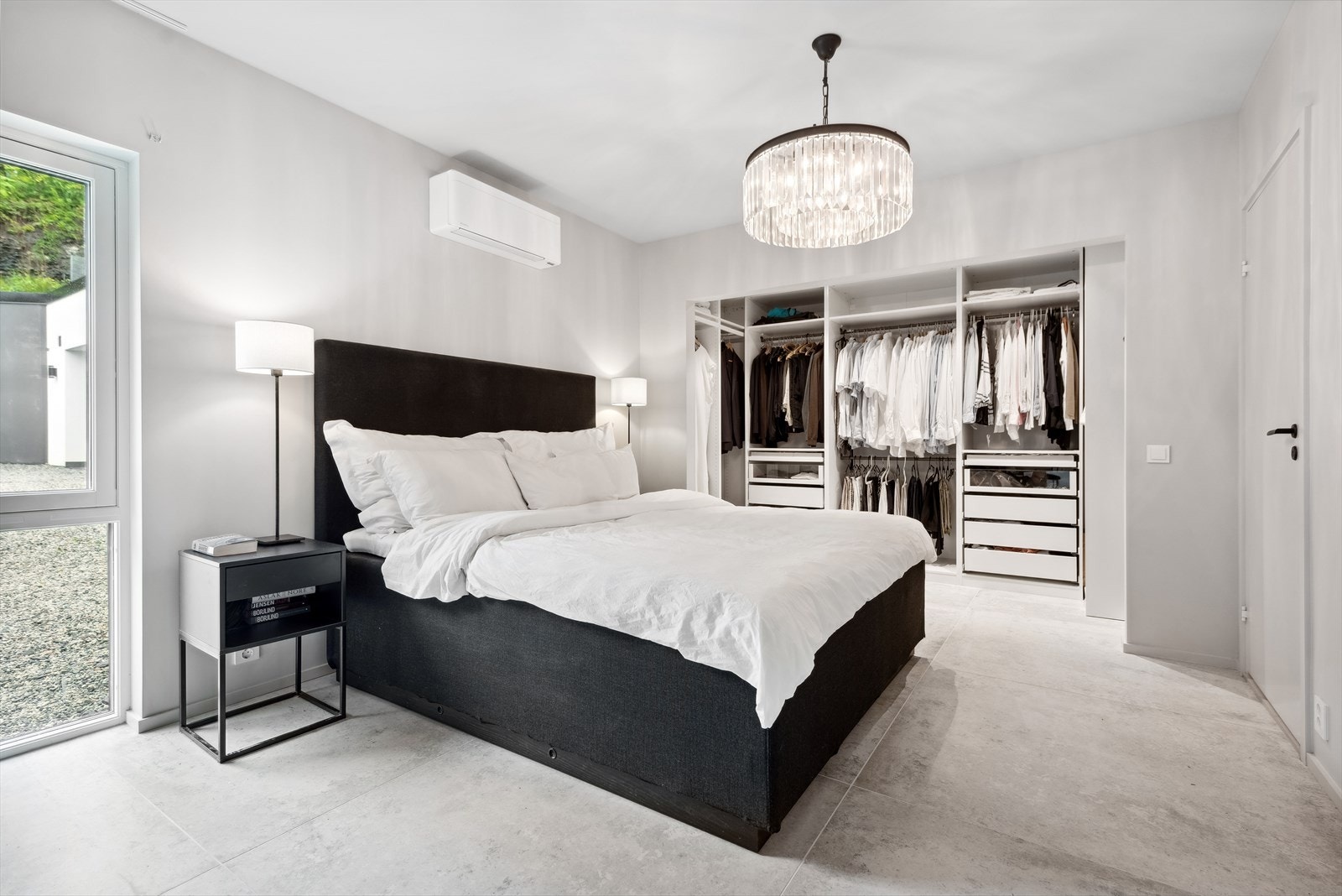 Hovedsoverommet oppleves som en "ensuite" med åpen garderobe og tilgang til baderom. Galleribilde