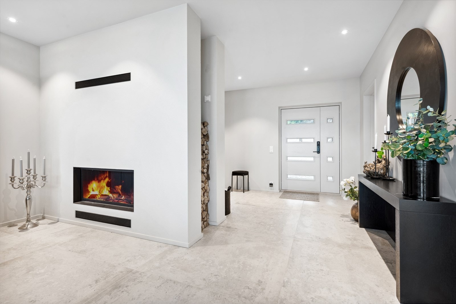 Et av rommets blikkfang er en lekker peis som gir god varme på kjølige kvelder. Galleribilde