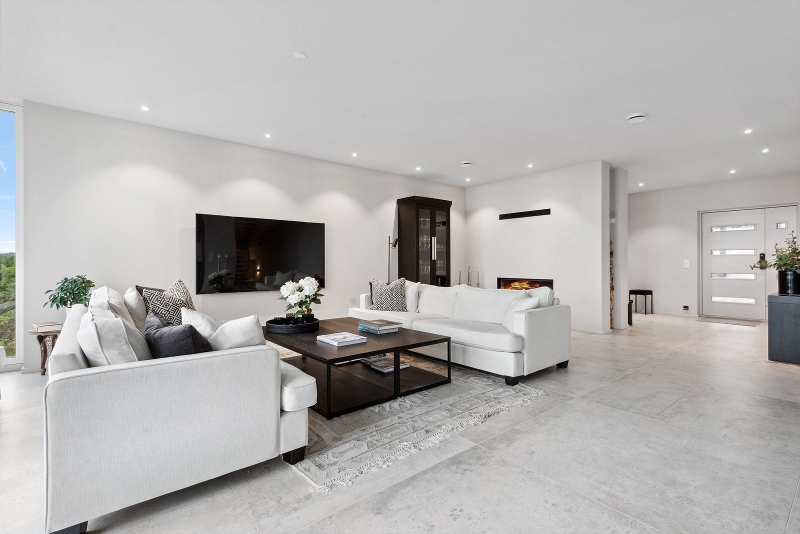 Oppholdsrommet oppleves som hjertet av boligen og legger til rette for sosiale sammenkomster. Galleribilde