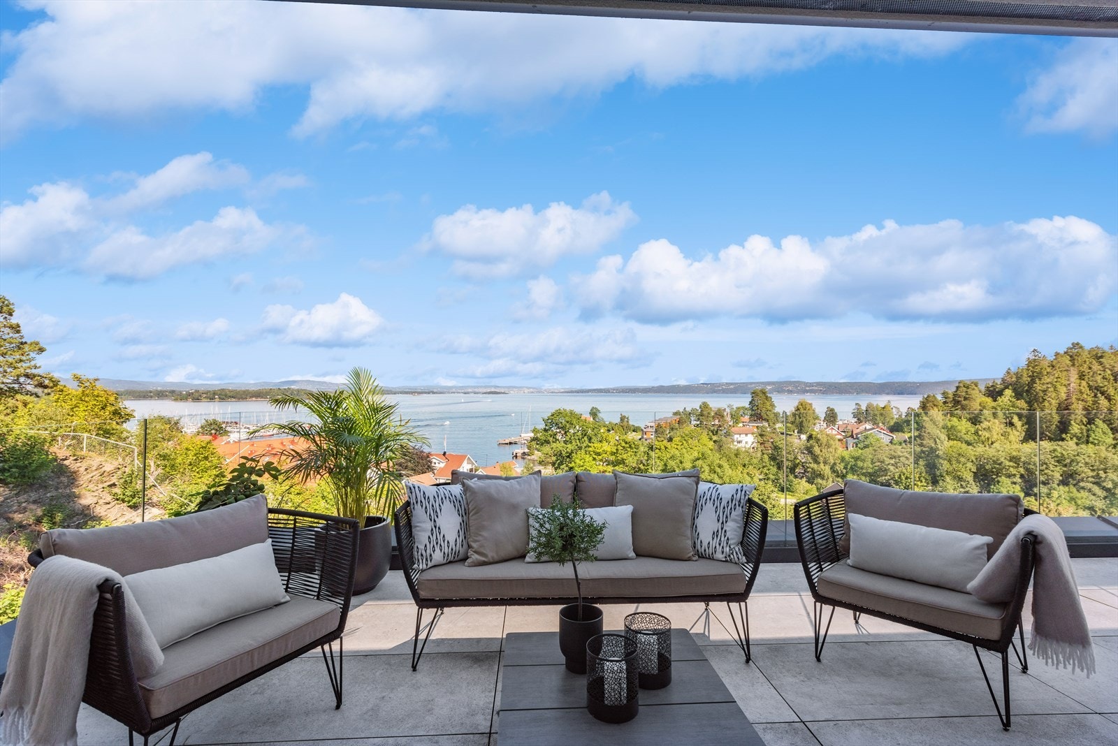 Utsikt fra terrasse med glass rekkverk Galleribilde