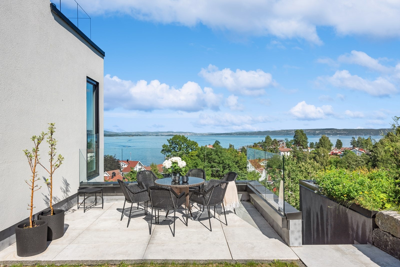 Skjermet uteplass og utvendig trapp ned til underetasje og utebod Galleribilde