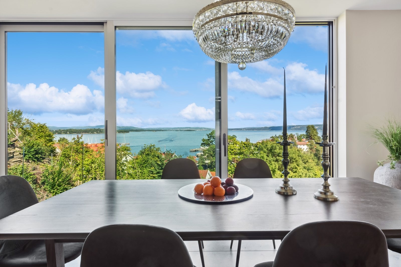 Skyvedøren på kjøkkenet kan åpnes 2/3 og slipper sommeren inn Galleribilde