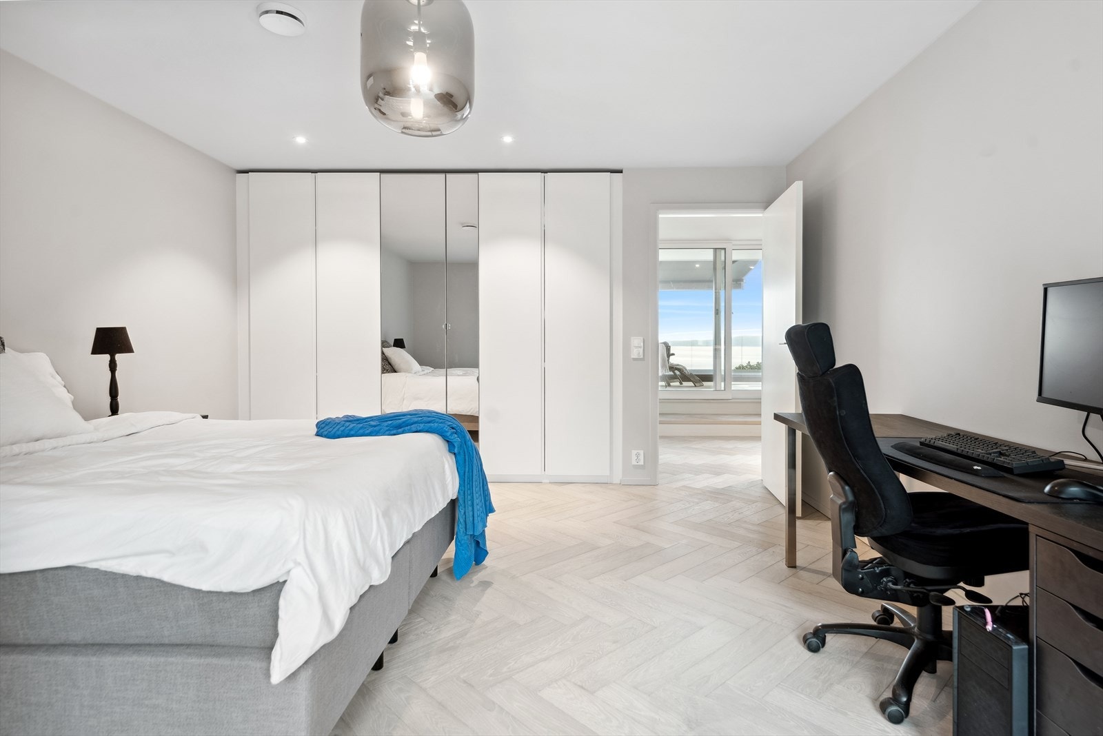 Her er det godt med oppbevaringsplass i medfølgende skap. Galleribilde