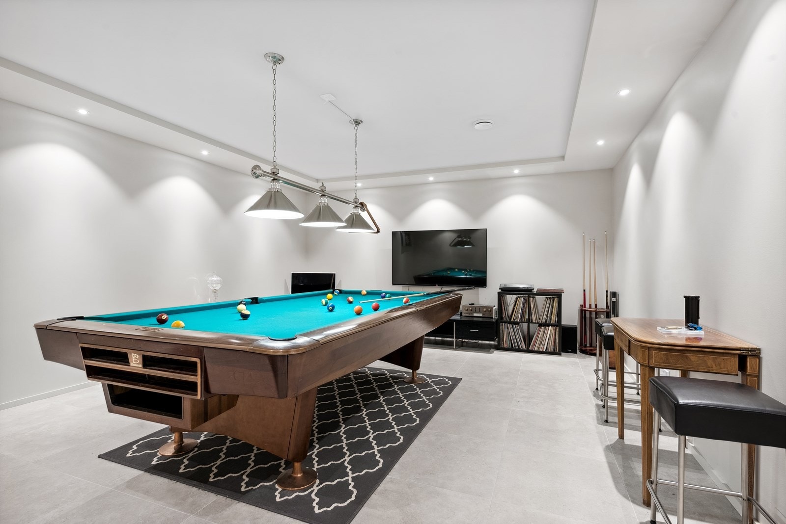 Bod i u. etasje: Innredet som spill/mediarom (ikke godkjent rom til varig opphold). Galleribilde