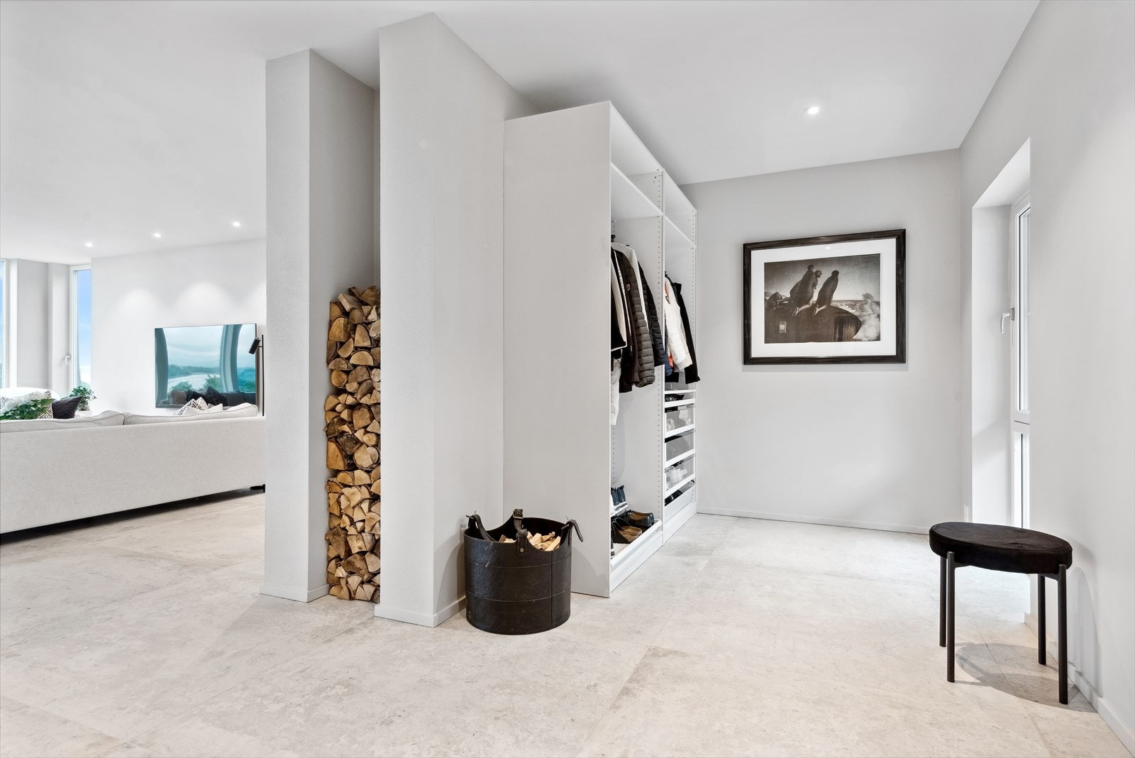 I hallen er det god plass til å henge fra seg yttertøy. Galleribilde