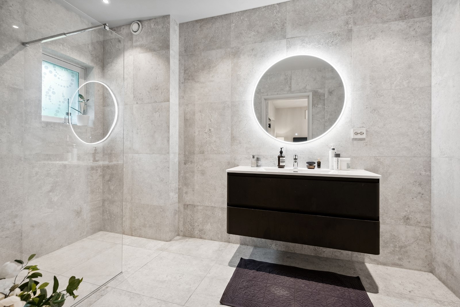 Bad 1. etasje: Direkte tilgang til eget bad fra hovedsoverommet. Galleribilde