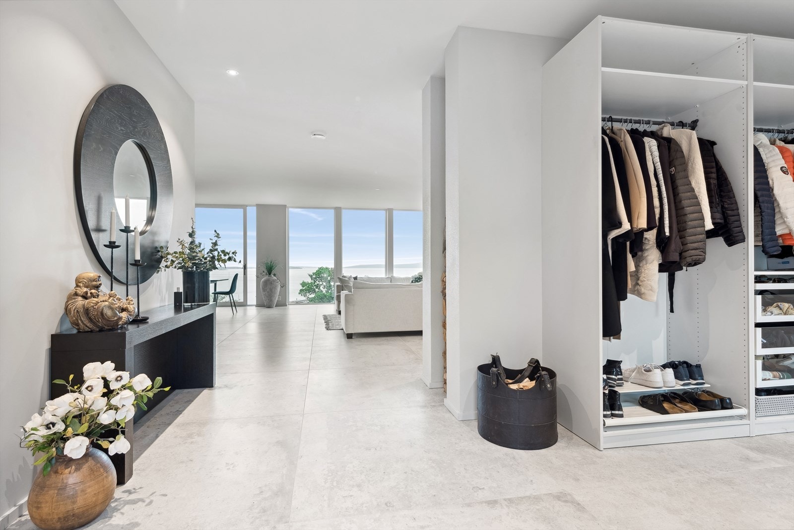 Man ønskes velkommen i en flislagt hall med behagelig gulvvarme. Galleribilde