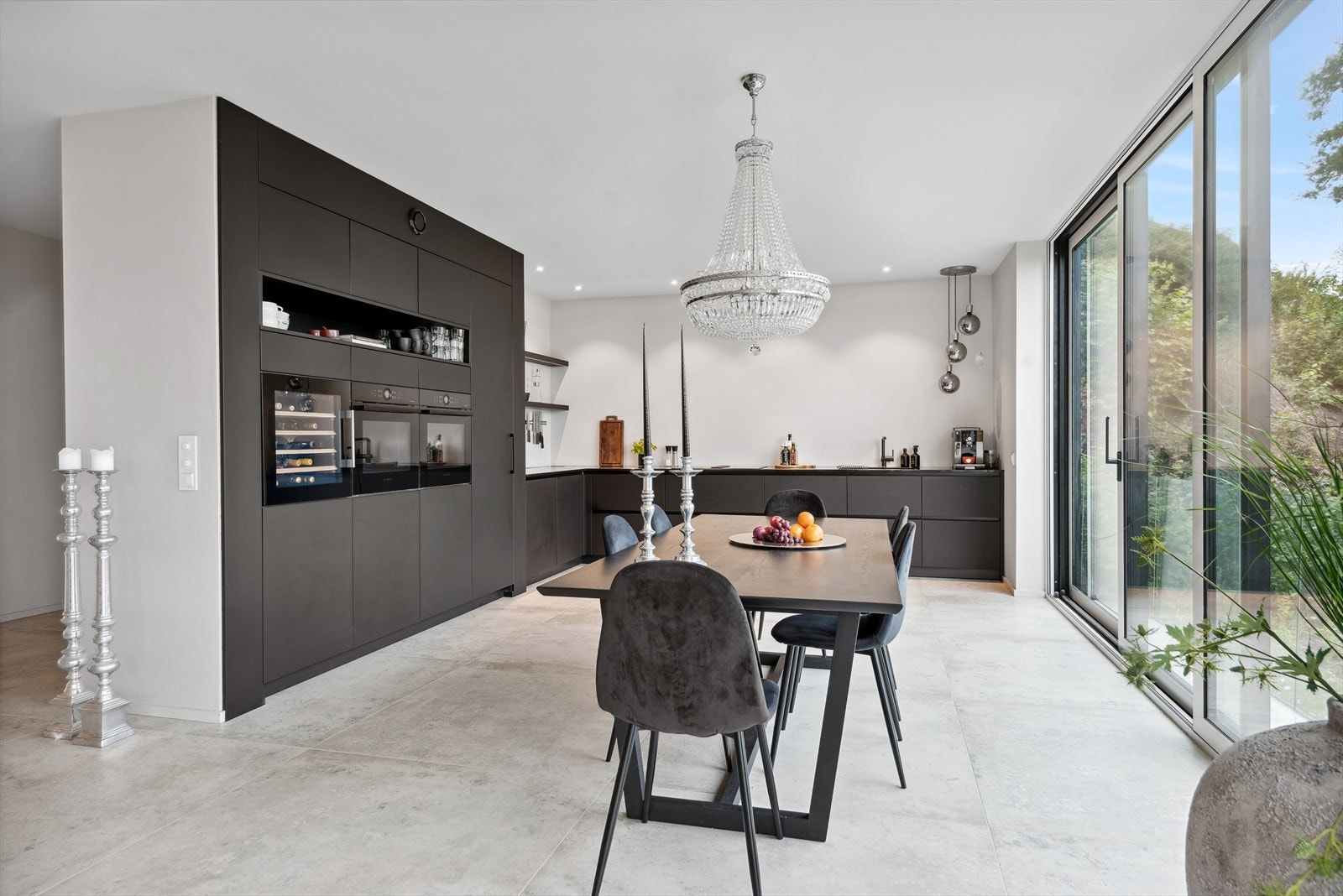 I åpen løsning mot stuen/spisestuen ligger det flotte kjøkkenet fra Schmidt med mye skap-/benkeplass. Galleribilde