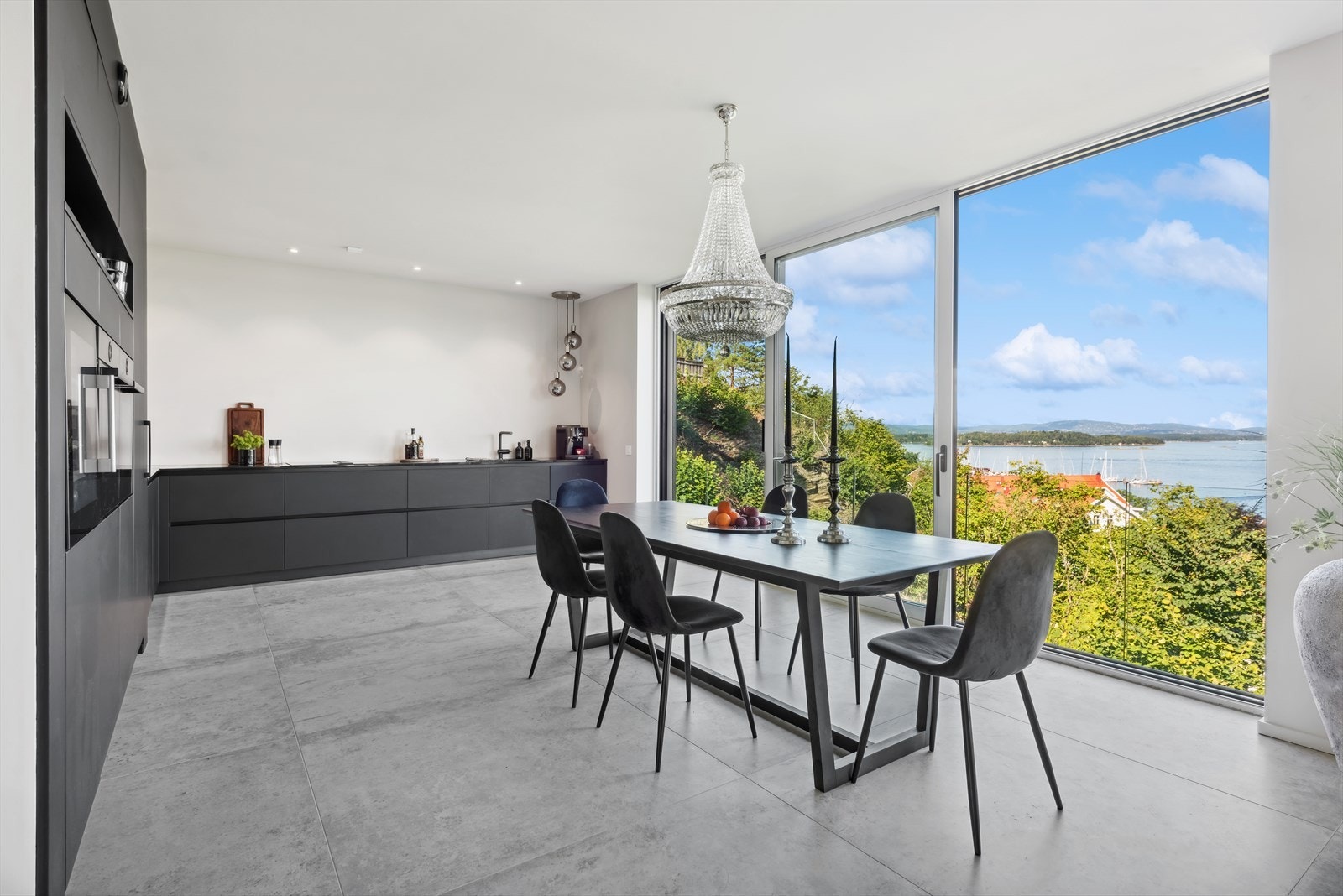 Lyst og luftig kjøkken med god plass til langbord Galleribilde