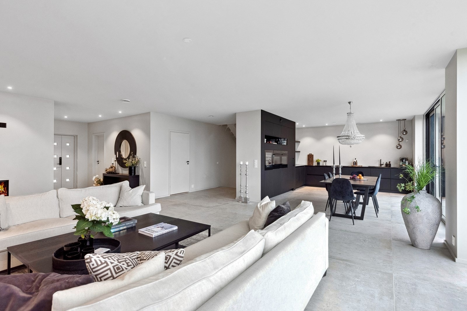 Gjennomgående høy standard og eksklusive 120x120 fliser. Galleribilde