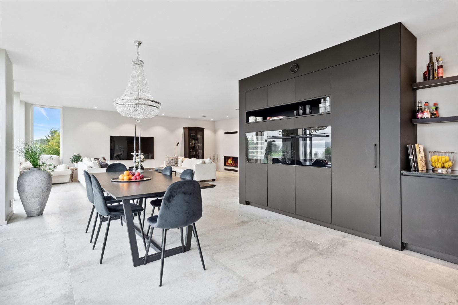 Integrerte hvitevarer som 2 stk stekeovner, induksjonstopp med integrert ventilator, oppvaskmaskin, vinskap og kjøl-/fryseskap medfølger. Galleribilde