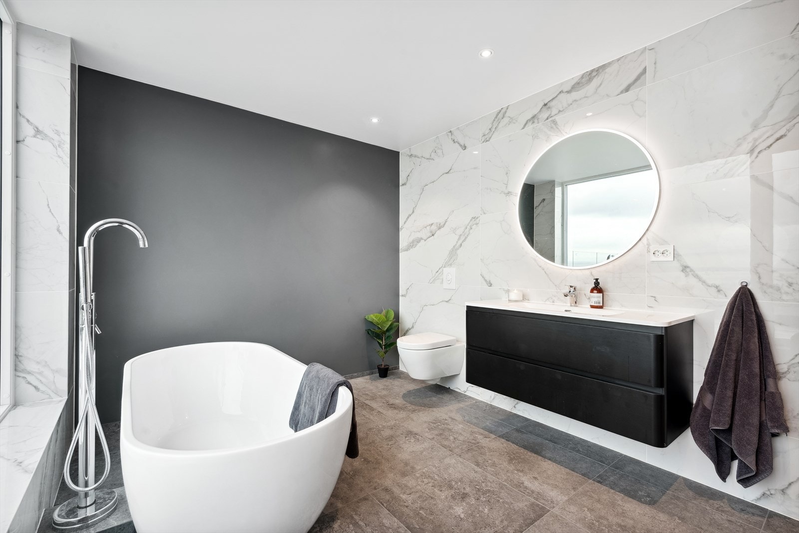 Bad 2. etasje: Badet har både dusjnisje og et herlig badekar, her får man spafølelsen. Galleribilde