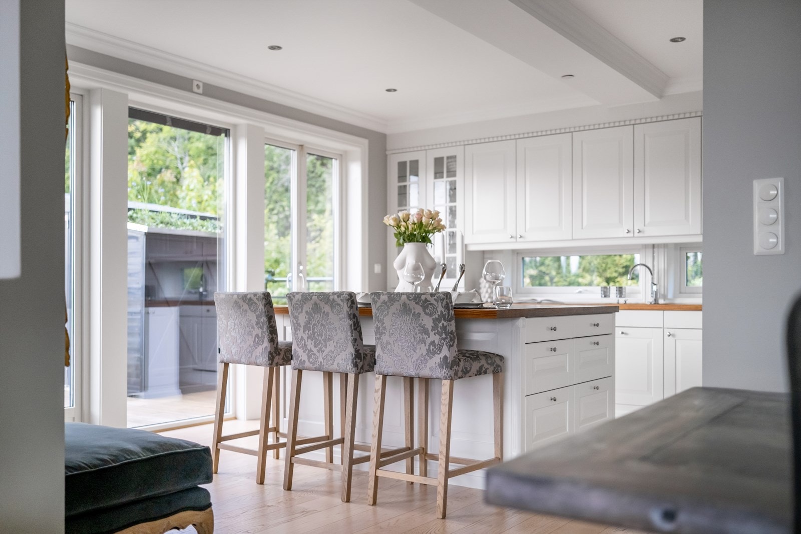 Boligen har et innbydende og stilfullt kjøkken med kjøkkenøy i åpen løsning. Galleribilde