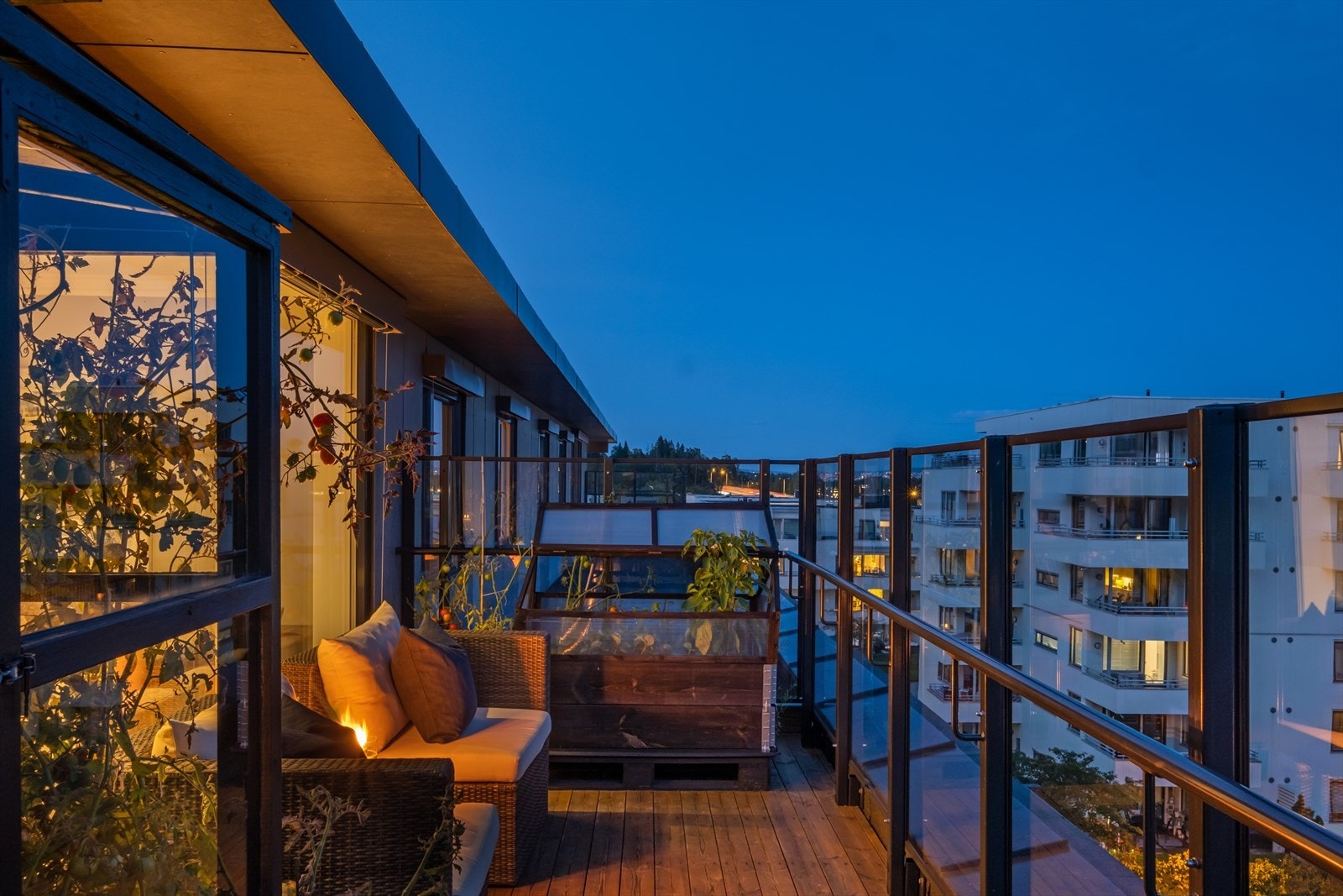 Leiligheten ligger i byggets 5. etasje (toppetasjen), og har flott utsikt. Galleribilde