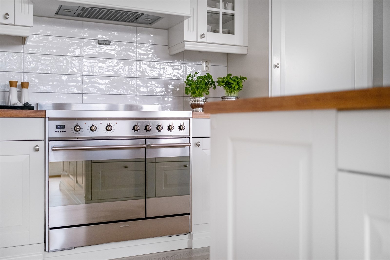 Kjøkkenet har frittstående komfyr/platetopp (SMEG dobbel komfyr (en stor og en mindre) med fem induksjonssoner). Galleribilde