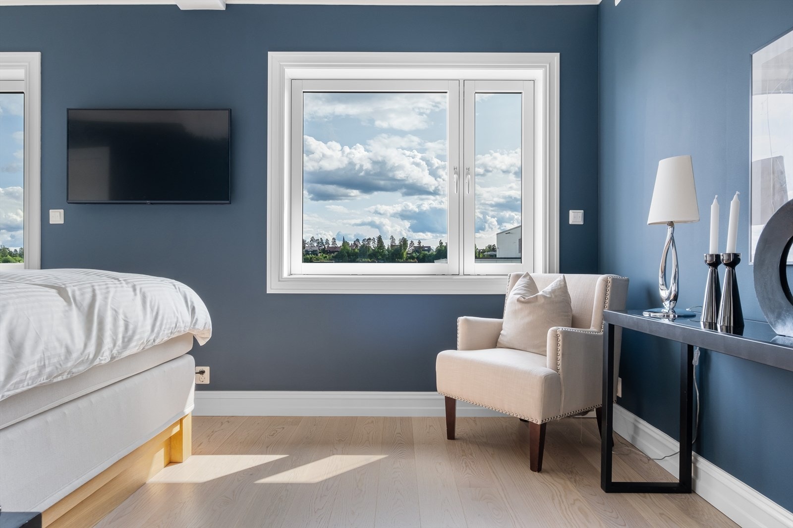 Hovedsoverommet har adkomst via walk-in-closet/ kontor. Galleribilde