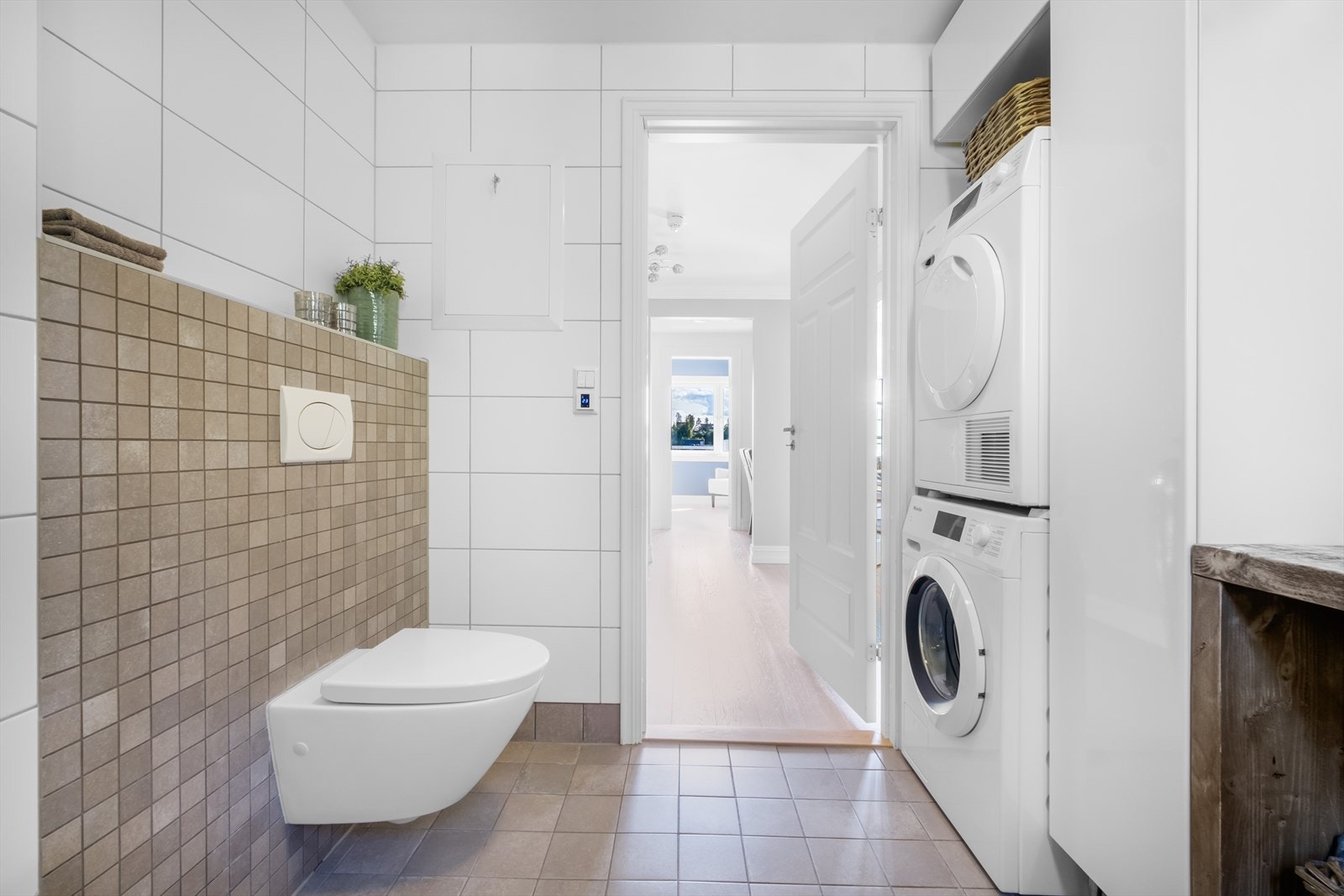 Badet har opplegg for vaskemaskin og tørketrommel. Galleribilde